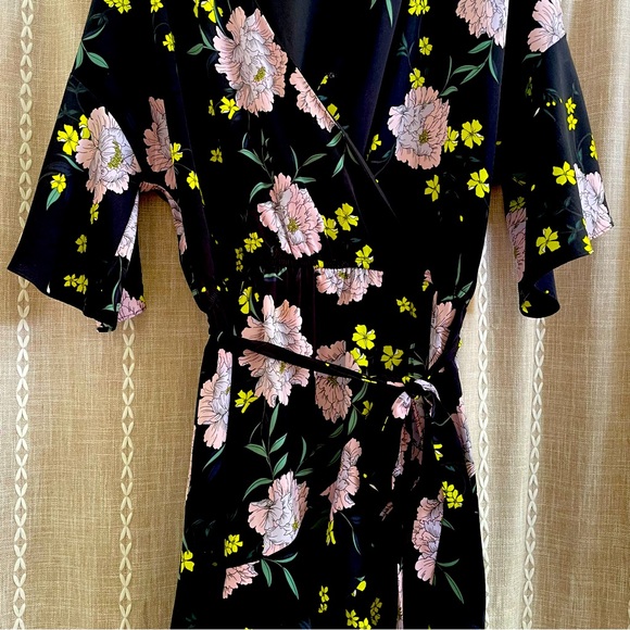 Cupcakes and Cashmere Large Flowered Cocktail Dress - Picture 8 of 10